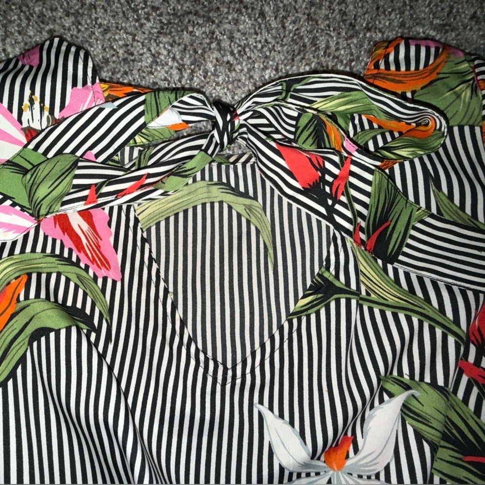 True destiny cropped black and white striped floral blouse with tie back - Picture 5 of 5
